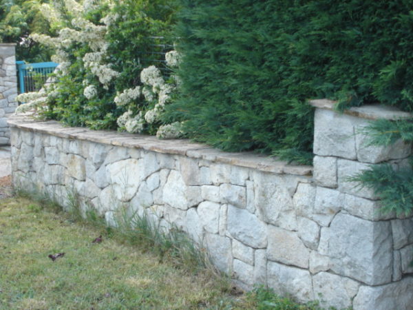Mur bas de cloture en pierre de Blavozy
