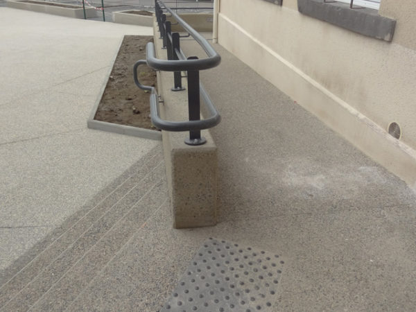 Rampe et escalier en béton desactivé - Mairie de Cuzieux